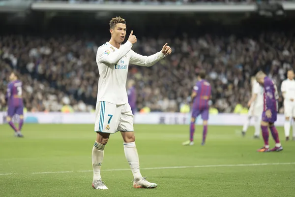 REAL MADRID অ্যাপ - আপনার স্মার্টফোনে উপভোগ করুন নিরবচ্ছিন্ন গেমিং একজন তরুণী তার ফোনে আরাম করে গেম খেলছেন, আর চারপাশে ভাসছে ডায়নামিক ক্যাসিনো উপাদান-যা REAL MADRID অ্যাপের মসৃণ মোবাইল অভিজ্ঞতাকে ফুটিয়ে তোলে।