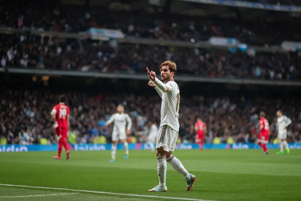 REAL MADRID অ্যাপ - দ্রুত, প্রতিক্রিয়াশীল এবং সব ডিভাইসের জন্য অপ্টিমাইজড উৎসবের মুহূর্তে ঐতিহ্যবাহী পোশাক পরা এক আনন্দিত নারী তার স্মার্টফোন ব্যবহার করছেন, যা দেখায় REAL MADRID অ্যাপ কীভাবে দৈনন্দিন জীবনের সঙ্গে সহজে মানিয়ে যায়।