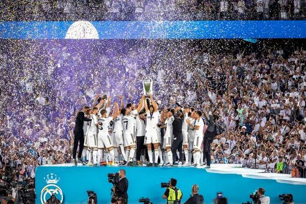 REAL MADRID মোবাইল অ্যাপ - ক্যাসিনো ও স্পোর্টসের সম্পূর্ণ হাব একজন পুরুষ তার ল্যাপটপে মনোযোগ দিয়ে কাজ করছেন, ব্যাকগ্রাউন্ডে লাইভ স্ট্যাটস - যা REAL MADRID মোবাইল অ্যাপের স্পোর্টস ও গেমিং ফিচারগুলোকে তুলে ধরে।