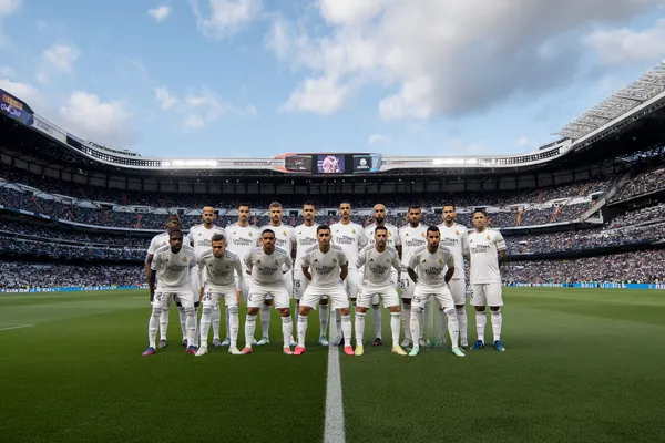 REAL MADRID অ্যাপ - আনলক করুন শুধুমাত্র অ্যাপে উপলব্ধ এক্সক্লুসিভ বোনাস উজ্জ্বল পরিবেশে ক্যাসিনো চিপস এবং বোনাস উপাদানের ছবি, যা REAL MADRID অ্যাপ-এক্সক্লুসিভ রিওয়ার্ডগুলোকে প্রতীকীভাবে উপস্থাপন করে।