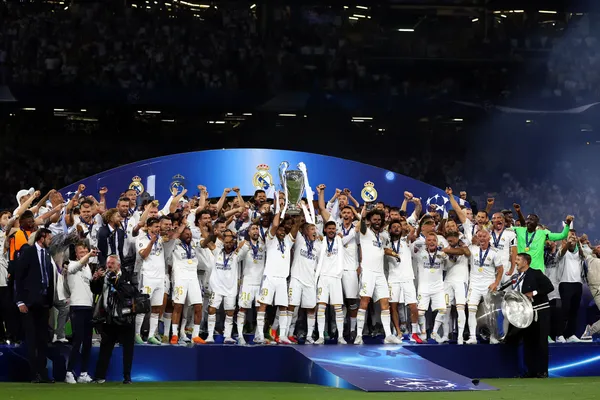 নিয়ন আলোয় আলোকিত পরিবেশে ক্যাসিনো চিপ হাতে এক অভিজাত নারী-যা REAL MADRID–এর প্রিমিয়াম অনলাইন ক্যাসিনো পরিবেশকে তুলে ধরে।