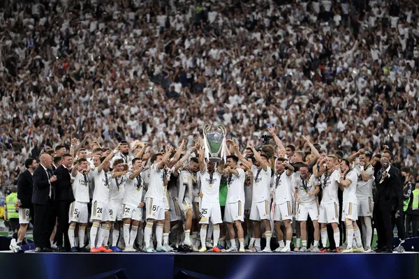 REAL MADRID Slots - Thousands of exciting themes and jackpots A stylish woman beside vibrant slot machines displaying glowing sevens, showcasing the variety of top slots at REAL MADRID.