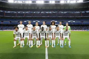 সোনালি কয়েনের ঝর্ণার মধ্যে ঘূর্ণায়মান একটি রুলেট চাকার ক্লোজ-আপ-যা REAL MADRID–এ গভীর ক্যাসিনো অ্যাকশনকে তুলে ধরে।